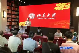 北大首批录取通知书送往武汉，北大援鄂医疗队员送件！