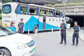 浙江一载30名儿童大巴车撞上桥墩 车头被削平车窗玻璃震成碎末视频封面
