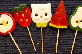 姐姐吃草莓味、西瓜味棒棒糖，放在嘴里嘎嘎脆视频封面