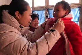 大喜连夜接小慧回家过年，一早醒来看到妈妈，笑笑激动的语无伦次视频封面