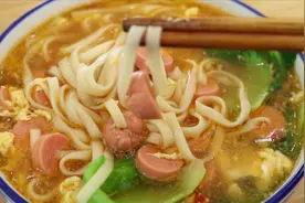 把火腿肠穿在挂面上，挑食的孩子都能吃2碗，营养美味，简单易学