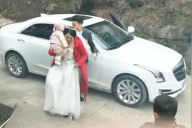湖南小伙娶云南媳妇，先生孩子再结婚，婚礼现场抱着宝宝，谢祝福视频封面