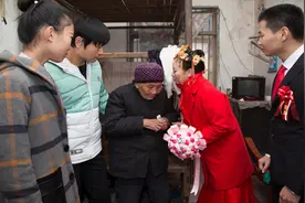 农村婚礼规矩多，看新媳妇是怎样下车的，酒席上的习俗第1次见