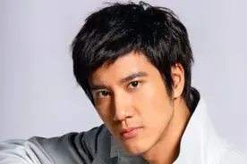 那些左撇子的明星：王力宏给粉丝签名用左手，唯独弹吉他是用右手视频封面