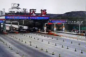 【路况微直播】4月20日13:30 G22庆城站附近发生交通事故，请注意