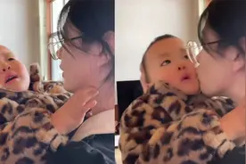 小姨紧追孩子捧头猛亲，萌娃浑身抗拒大喊要妈妈，身在福中不知福视频封面