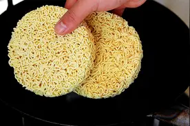 原来泡面可以这样吃，简单一做出锅瞬间变美食，我家一周能吃6次