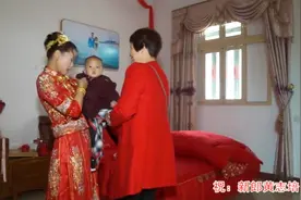 福建婚礼习俗，蒙黑纱，跨火盆，新娘刚到家，儿子就来找妈妈了视频封面