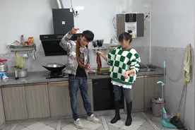 小丫带腊肉和腊肠来做客，还亲自下厨做了一桌好菜，小明有口福了视频封面