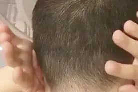捂住耳朵敲几下后脑勺 竟就是养生？专家解答：多做能缓解疲劳视频封面