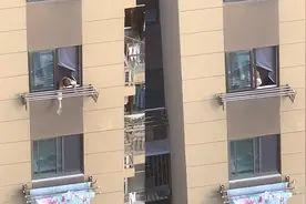 网友拍到楼上大妈往楼下被子浇水，邻居愤愤不平：啥人都有！视频封面