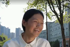 参军报国，不怕吃苦！女生被清华飞行员班录取 给母校送300斤牌匾视频封面