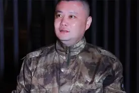青梅竹马被迫分开，小伙临走送定情信物，二十年后再次相逢视频封面