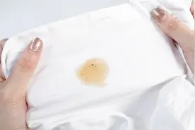 吃饭时衣服沾上油污太难洗？教你一个诀窍，立马干净如初，太棒了