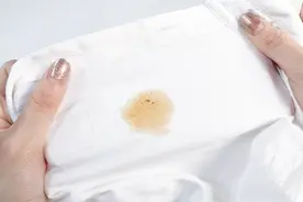 吃饭时衣服沾上油污太难洗？教你一个诀窍，立马干净如初，太棒了