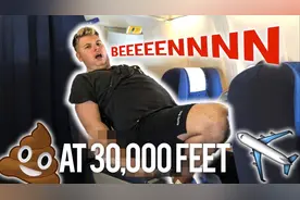 哥哥使坏让弟弟吃了特辣咖喱，弟弟在飞机上闹肚子，笑翻其它乘客