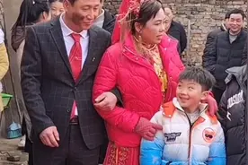 45岁女子带5孩嫁给初恋，亲友：新郎为了爱情，愿意共同抚养孩子视频封面