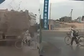 渣土车突然刹车，学生被洒满头泥浆，司机接下来举动让网友炸了视频封面