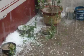 白天变黑夜！邢台遭大风冰雹袭击，部分居民家中停电院内冰雹成堆视频封面