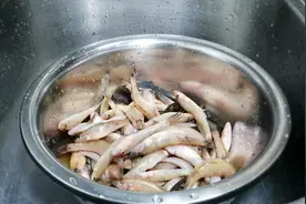 小鱼仔怎么做好吃，现在教你做法，煎鱼不粘锅，鱼肉入口喷香！视频封面