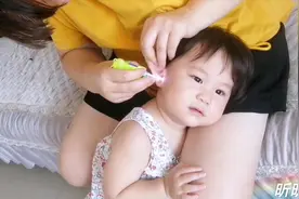 妈妈给宝宝掏耳朵，宝宝张着嘴吧眯着眼睛，看样子是真享受视频封面