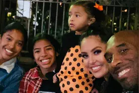 瓦妮莎分享年度全家福怀念科比，照片恢复彩色走出悲痛视频封面