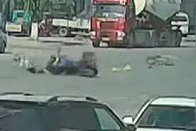 摩托车与电动车街头激烈碰撞，监控记录全过程，交警：同等责任视频封面