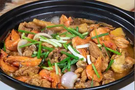 秘制鸡肉煲其实做法很简单，家常海鲜做法鲜虾鸡肉煲味道真的不错