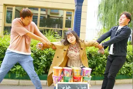 美女街头卖泡面，按颜值决定价格，长得越丑价格越便宜