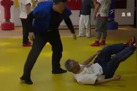 痴迷摔跤60年！76岁老人成济南摔跤圈里的名人，最小的徒弟才十岁视频封面