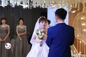 满眼泪花的新人经历了什么？拥抱的那一刻，双方父母鼓掌祝福！视频封面