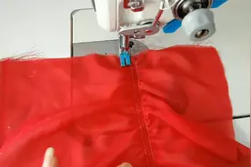 夏天的连衣裙衣服常用到松紧绳做装饰，老裁缝教你怎么缝制松紧绳视频封面