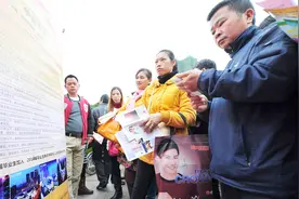 下岗工人怎样申请4050社保补贴？满足这二个条件，一年能省5000多视频封面
