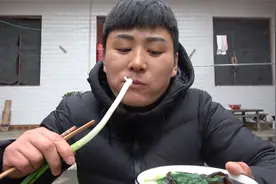 泰能做家庭版烩面，配着大葱和蒸馍，呲溜呲溜两大碗，味道真哇塞