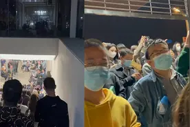 泪目！广东发生一幕：路人聚在地铁口齐声合唱场面令人动容视频封面