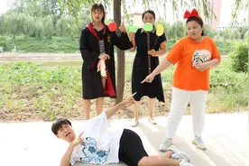 红绿灯坏了导致交通混乱，小晴用粘土解决难题，大家不能闯红灯哦视频封面