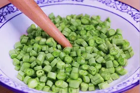 豆角切成丁，煮一锅大米，实在太好吃了，孩子一次都能吃两碗米饭