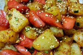 用两个土豆和4根火腿肠，做一道香辣火腿土豆丁，简单又好吃