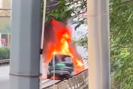 理想one成都高速起火，车辆几乎被大火覆盖，现场浓烟滚滚视频封面