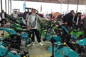 农高会展出新款微耕机，诸多功能于一体农民田间好帮手，来了解下视频封面