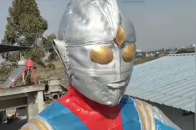 爸爸为给儿子生日惊喜 用1千多条废旧轮胎做出5.6米高奥特曼视频封面