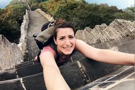 国外情侣攀登没有开发的中国长城。真是壮观刺激又危险用生命探索视频封面