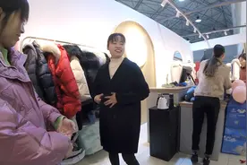 娟子三姐妹赶县城，看中一款1500块钱的羊毛大衣，忍不住穿上试试