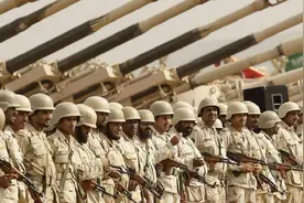 三个旅上百辆战车被包围，胡塞武装缴获大批武器，枪支已堆积如山视频封面