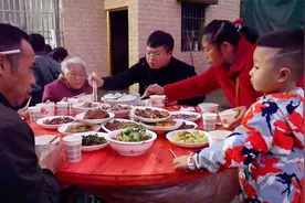 幼儿园接忠林放学，一家子又去坐席，看看农村酒席的菜怎么样？