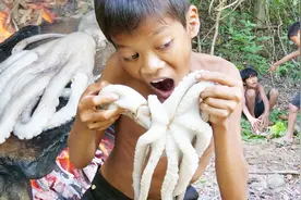 在石板上煎章鱼是什么味道？国外小伙亲自尝试，一起来见识下！