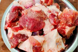 家常炖大骨头最忌直接焯水，教你正确做法，骨头不腥又软糯，真香视频封面