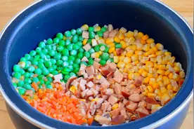 周末懒的起床，教你做火腿焖饭，饭菜一锅出，简单美味3碗不够吃