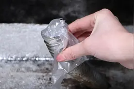 下水道管里放一个塑料袋，一辈子不堵也不臭，在家都要试一试视频封面