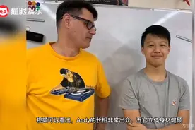 孙悦罕晒14岁儿子近照，五官立体似混血，抽象派画作超有水准